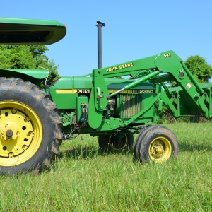 John Deere  Saundersville Ferry Auction | John Deere 2350 Tractor with 541 Loader, Bucket & Spear864 Hour  1 Owner
