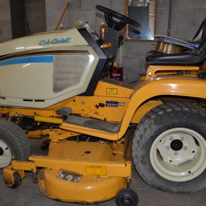 Cub Cadet  Saundersville Ferry Auction | Cub Cadet 1864 Riding Mower
