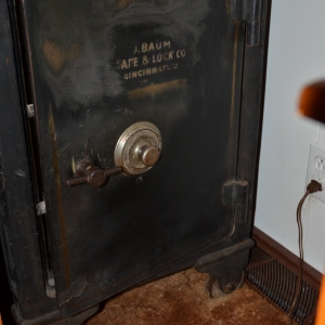 1622 Woodside Dr | Furniture  Glassware