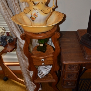 1622 Woodside Dr | Furniture  Glassware